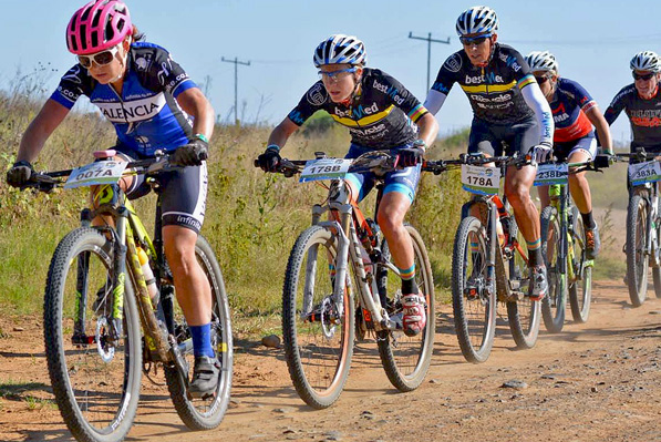 Valencia-Lanham-Love’s Amy McDougall (left) leads Catherine Williamson during stage three of the 2016 Old Mutual joBerg2c between Reitz and Sterkfontein Dam today. Photo supplied.