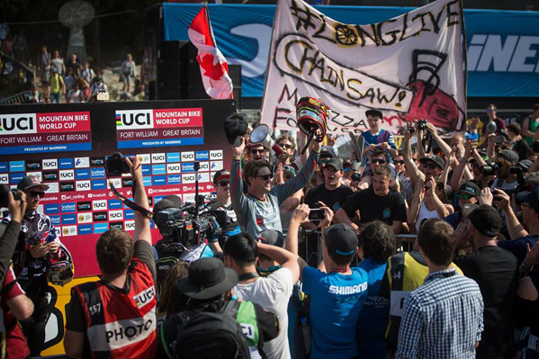 Before stepping into the podium ceromony Greg Minnaar acknowledges the crowd and tributes to Steve 'Chainsaw' Smith. Photo: Michael Cerveny