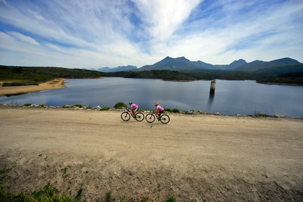 Mariske Strauss and Cherie Redecker secured their third stage win and extended their women’s category lead at the Cape Pioneer Trek international mountain bike stage race in George, South Africa on Tuesday. Photo: www.zooncronje.com